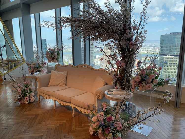 披露宴会場のメインテーブルです。椅子と机が選べるようです。