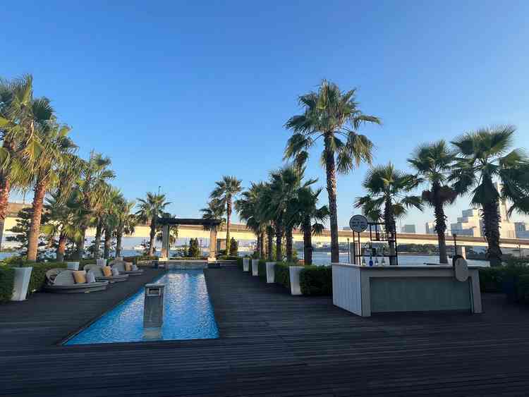 プールは夕方風が心地よく、全身で海を感じられる。バーが併設されておりお酒を楽しみながら歓談できる。