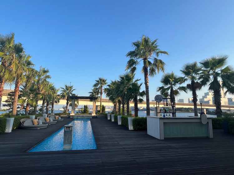 プールは夕方風が心地よく、全身で海を感じられる。バーが併設されておりお酒を楽しみながら歓談できる。