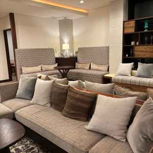 待合室ですが、ソファーがたくさんありクラシカルな雰囲気でおしゃれだと思いました。