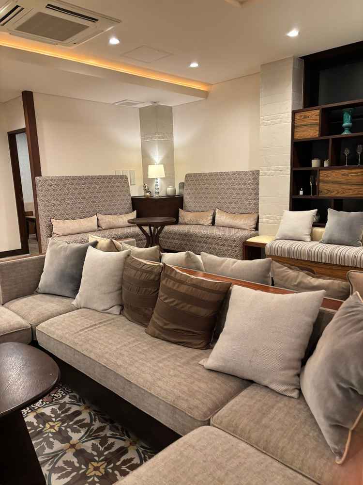 待合室ですが、ソファーがたくさんありクラシカルな雰囲気でおしゃれだと思いました。