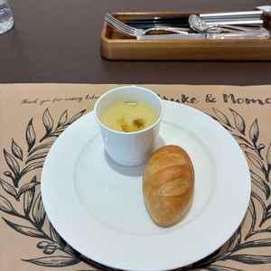 パンもスープも絶品でメイン料理は料理を取り忘れるほど美味しかったです。