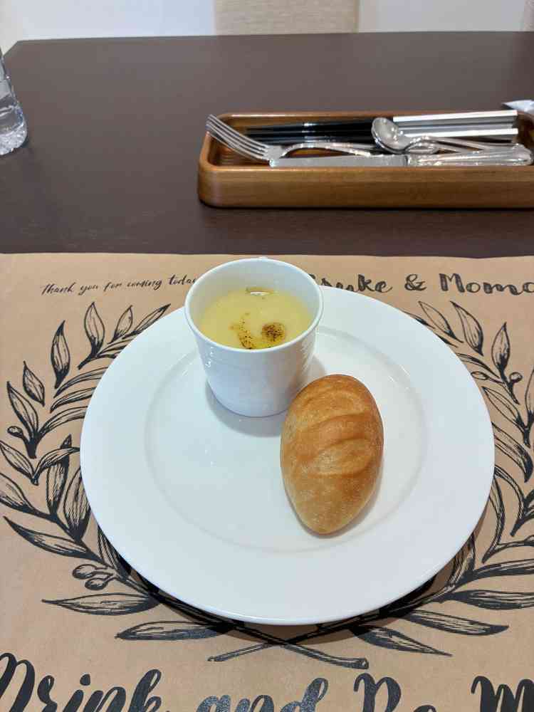 パンもスープも絶品でメイン料理は料理を取り忘れるほど美味しかったです。