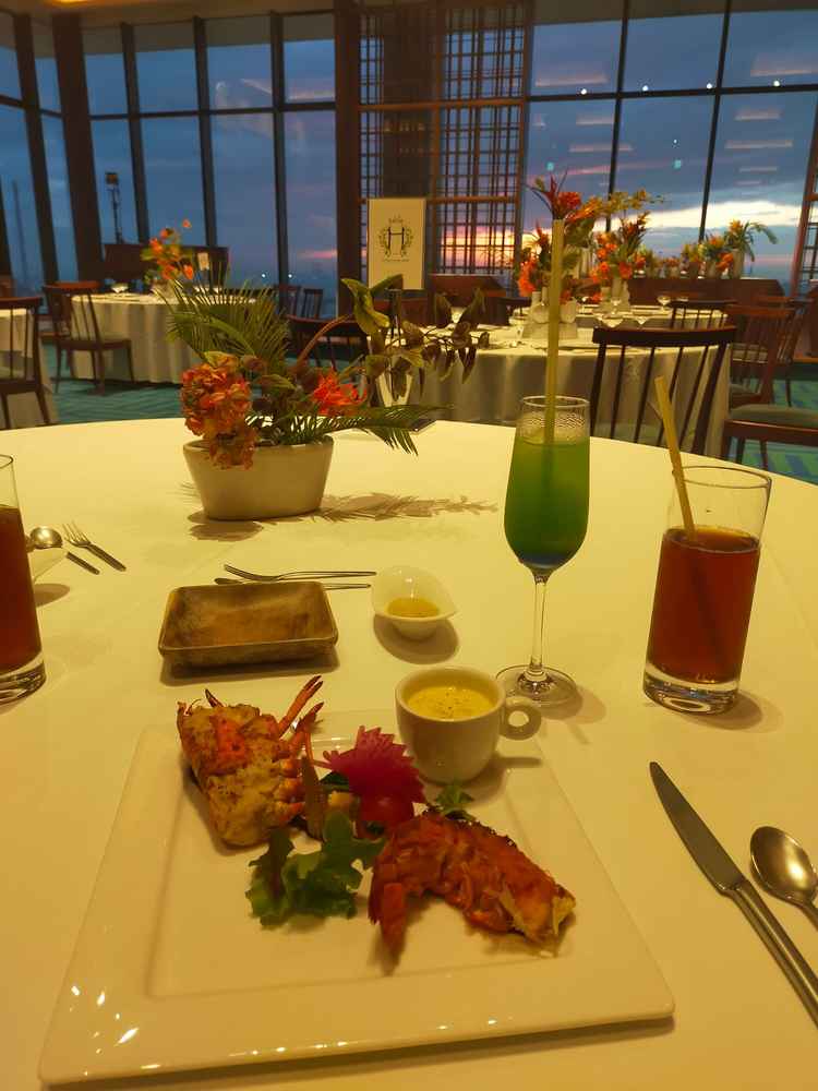 試食の魚料理。オマール海老の半身を使用しており、美味しかったです。