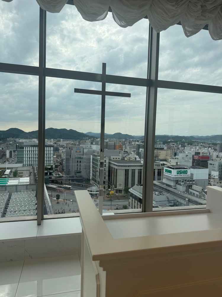チャペルの十字架の写真。キリスト教の挙げ方だと牧師さんがいてこの十字架前で誓うので素敵だと思った
