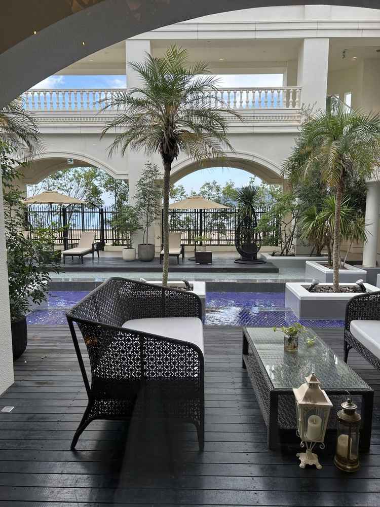 披露宴会場や結婚式受付からすぐにつながっている中庭。リゾート気分を味わえる雰囲気でゲストも楽しそう。