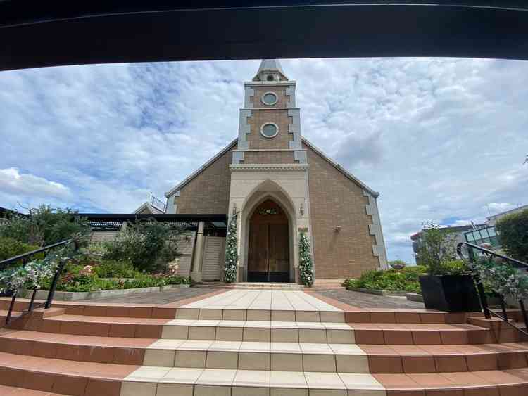 屋上に独立型チャペルがあり、そのチャペルの外観です。ガーデンも併設されており、緑も感じる空間でした。