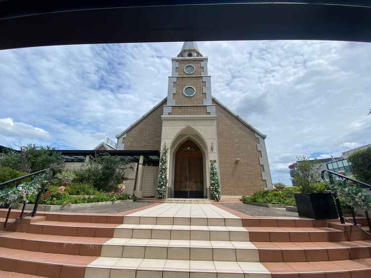 屋上に独立型チャペルがあり、そのチャペルの外観です。ガーデンも併設されており、緑も感じる空間でした。