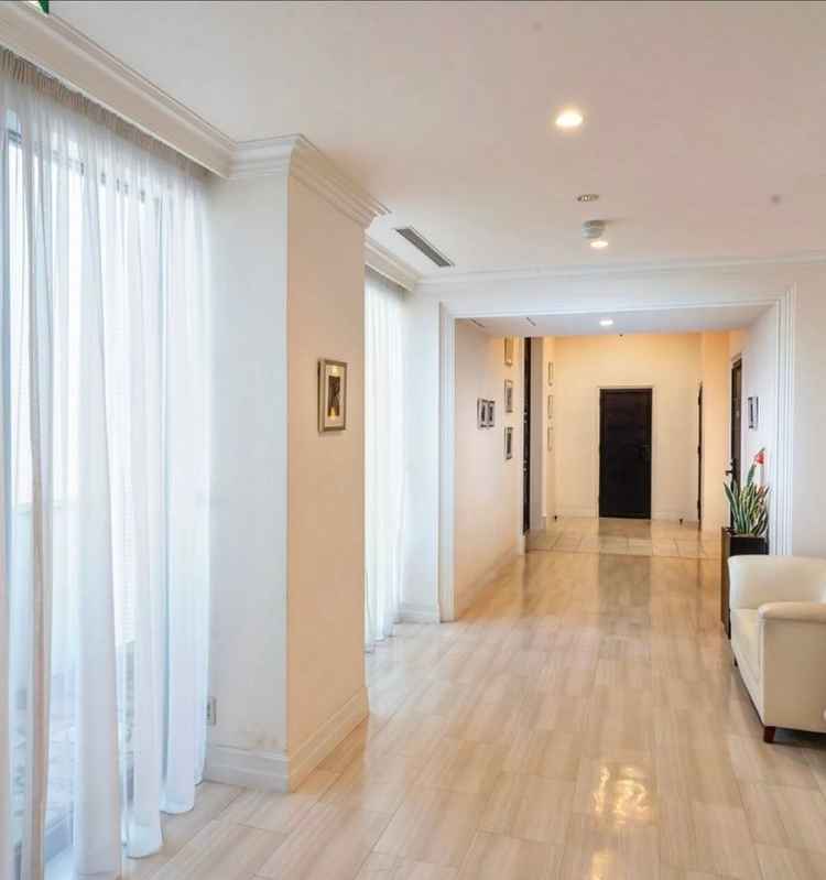 チェペルに向かう途中の廊下に写真を沢山飾れますと説明がありましま。光も入ってきてとても明るく感じまし