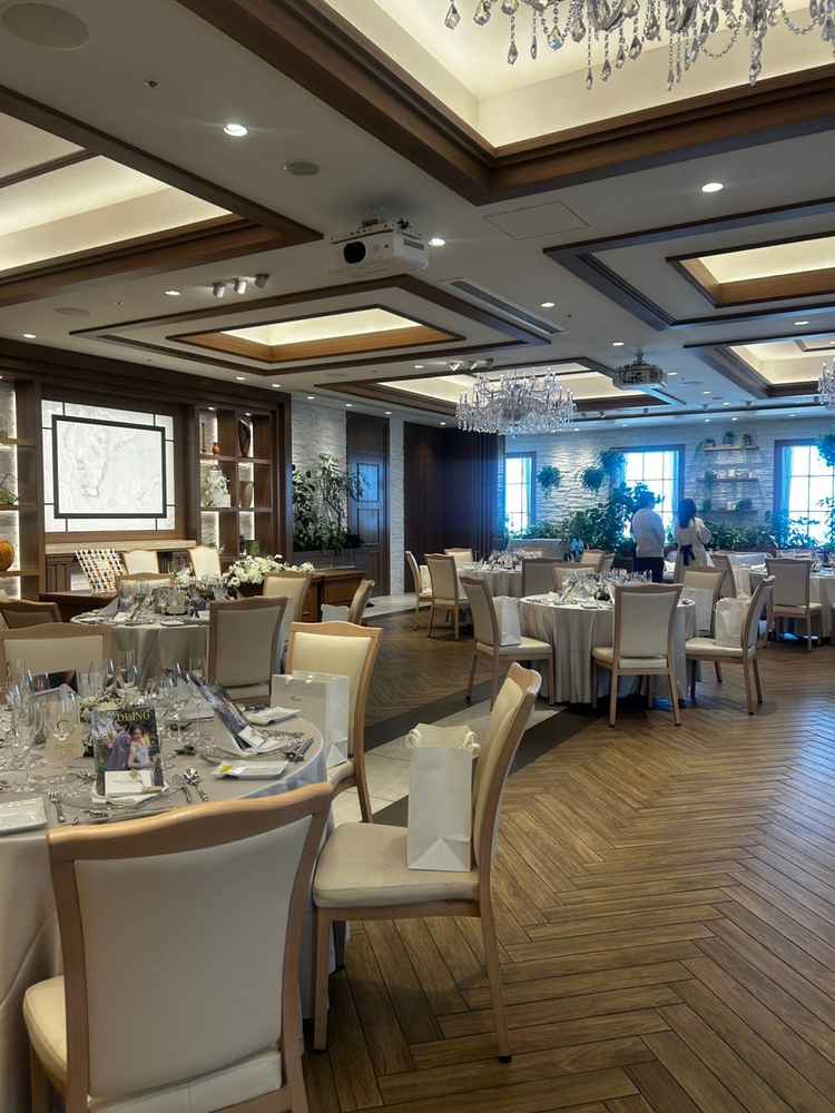 披露宴会場1つ目。写真で見るより実際に見た方が素敵だった。