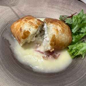 コース料理の試食。メイン魚料理は見た目も味も素敵、中身がぎっしり、パイなのに食べにくくない点も良い。