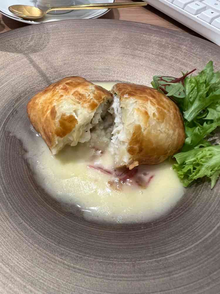 コース料理の試食。メイン魚料理は見た目も味も素敵、中身がぎっしり、パイなのに食べにくくない点も良い。