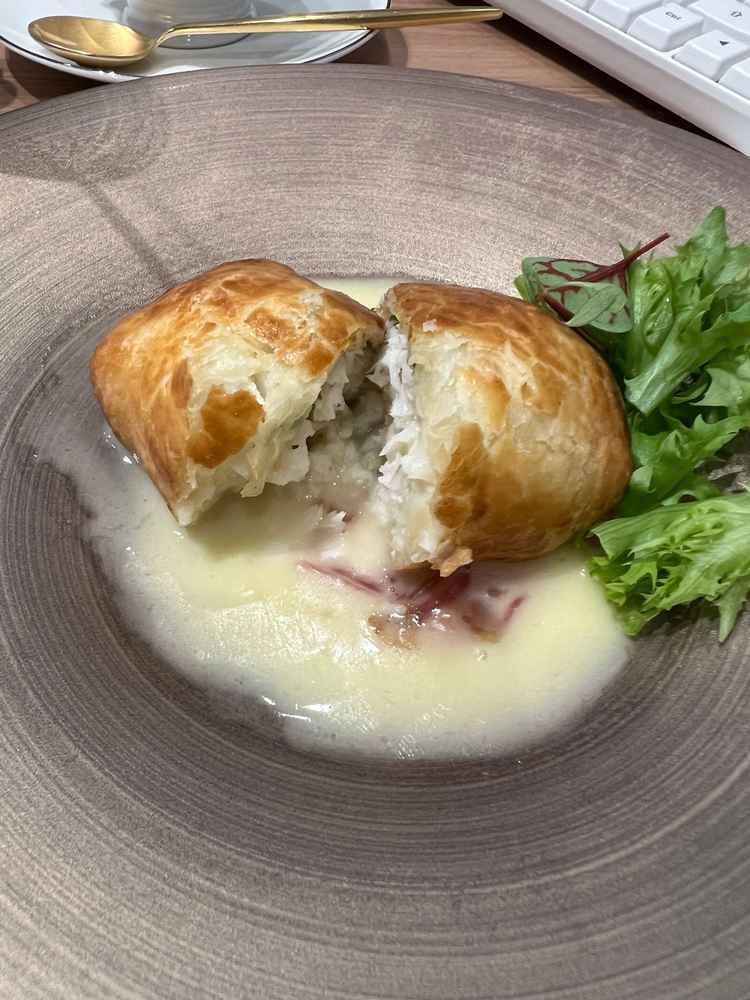 コース料理の試食。メイン魚料理は見た目も味も素敵、中身がぎっしり、パイなのに食べにくくない点も良い。