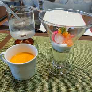 試食の最初に出てきた右がサーモンと柑橘類のマリネで左はカボチャのポタージュ。