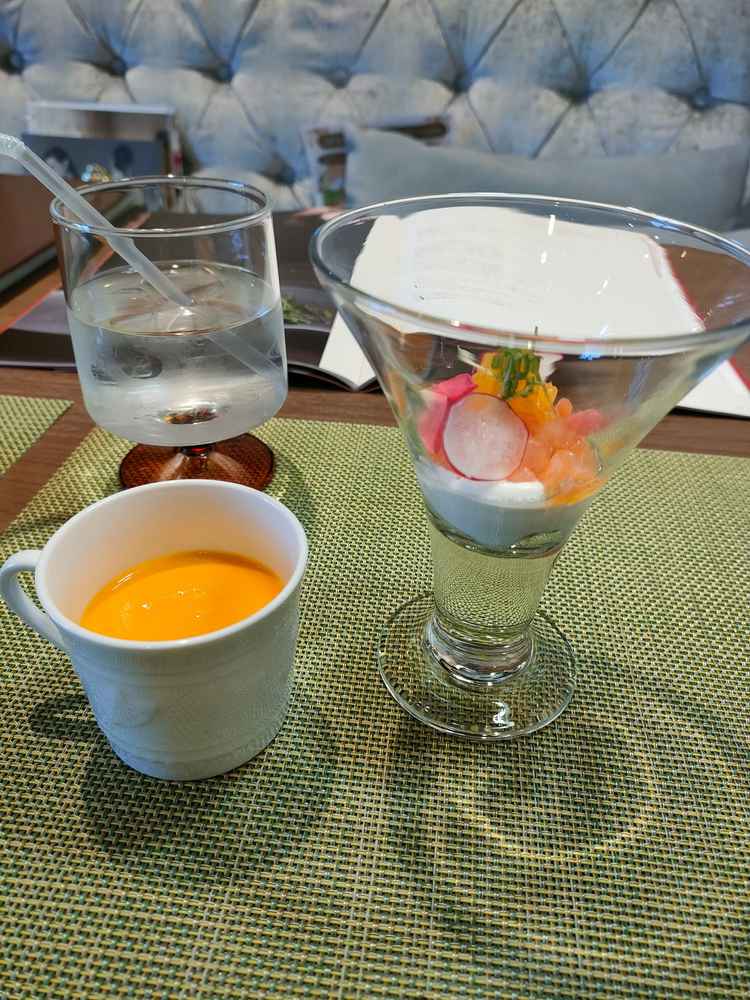 試食の最初に出てきた右がサーモンと柑橘類のマリネで左はカボチャのポタージュ。