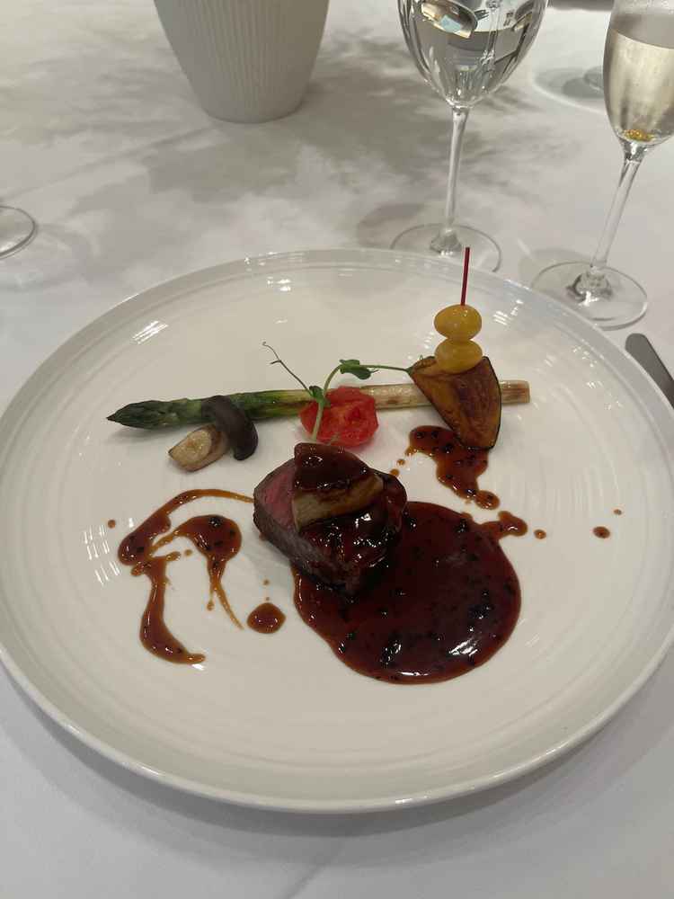 メインの肉料理。低温調理で作られてるらしい。美味しい。