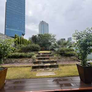 屋上挙式場の雨の日の雰囲気。ネットの写真よりビルが多く少し残念な印象。