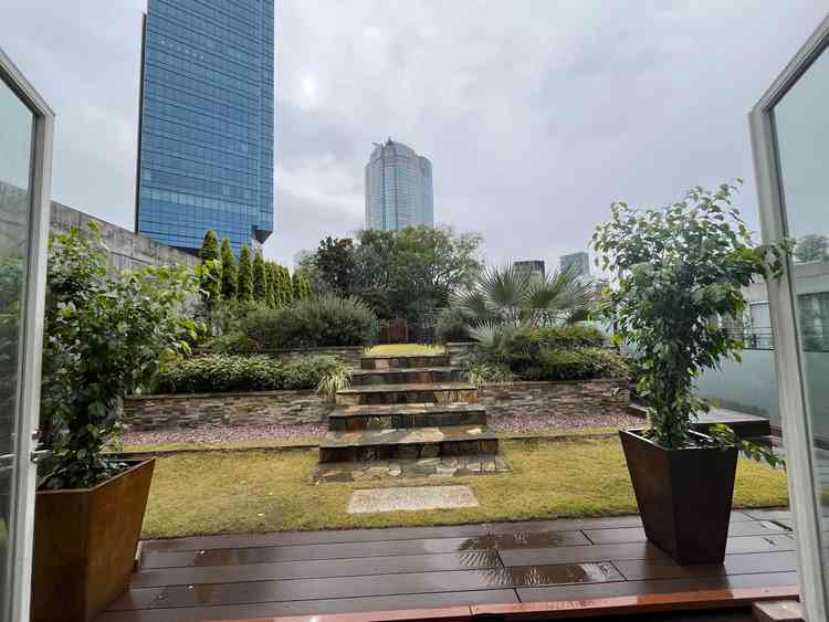 屋上挙式場の雨の日の雰囲気。ネットの写真よりビルが多く少し残念な印象。