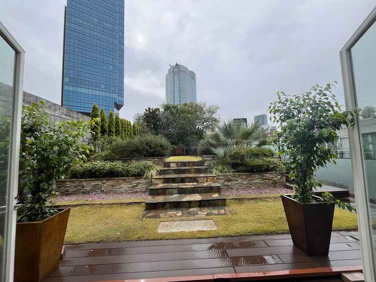 屋上挙式場の雨の日の雰囲気。ネットの写真よりビルが多く少し残念な印象。