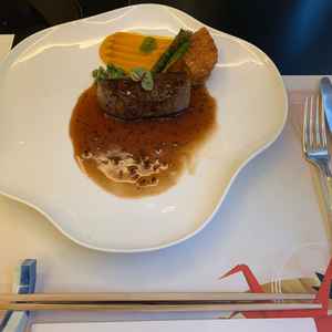 ご試食で食べさせていただいたメインの料理。牛フィレ肉とソースが合っていてとても美味しかったです。