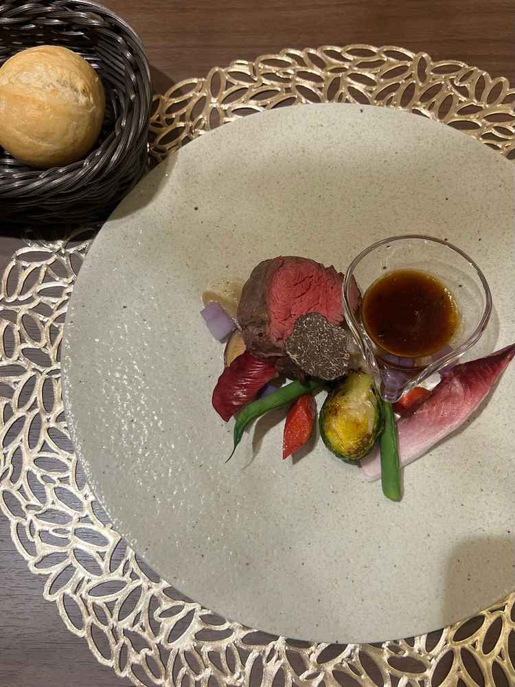 試食。メインのお肉料理。