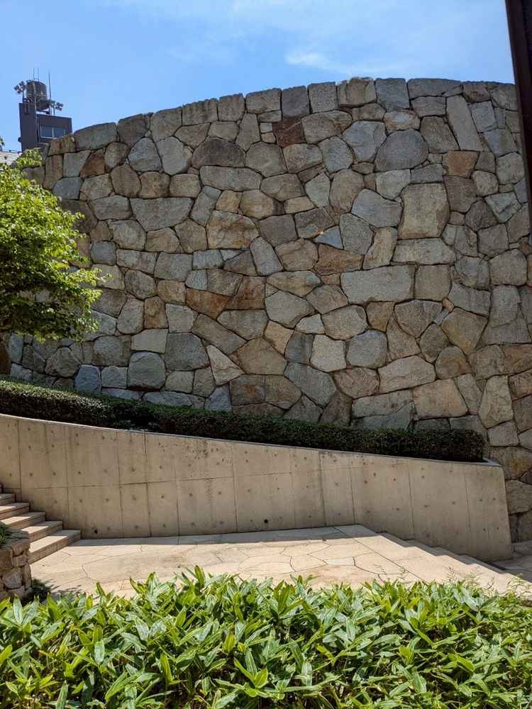 石のチャーチの外観。首都高隣接とは思えないくらい車の音は遠い。