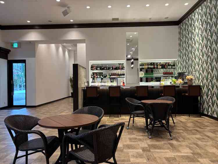 ゲストルームにはバーカウンターがありくつろげる空間であった。