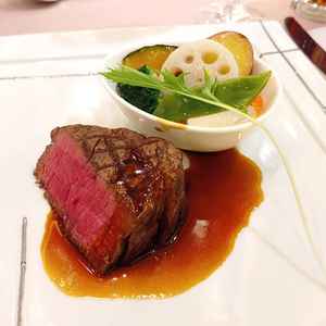 メインディッシュのお肉料理