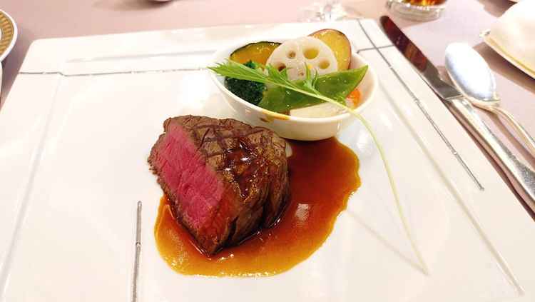 メインディッシュのお肉料理