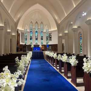 ロイヤルブルーのチャペル。天井が高かったです。