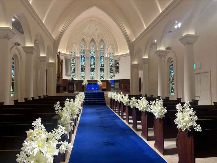 ロイヤルブルーのチャペル。天井が高かったです。