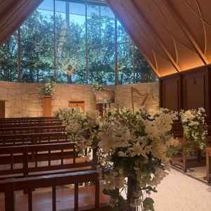 チャペルは大きな窓ガラスから入る光と緑でナチュラル雰囲気！窓から入る自然光がとっても綺麗でした！