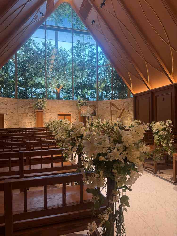 チャペルは大きな窓ガラスから入る光と緑でナチュラル雰囲気！窓から入る自然光がとっても綺麗でした！