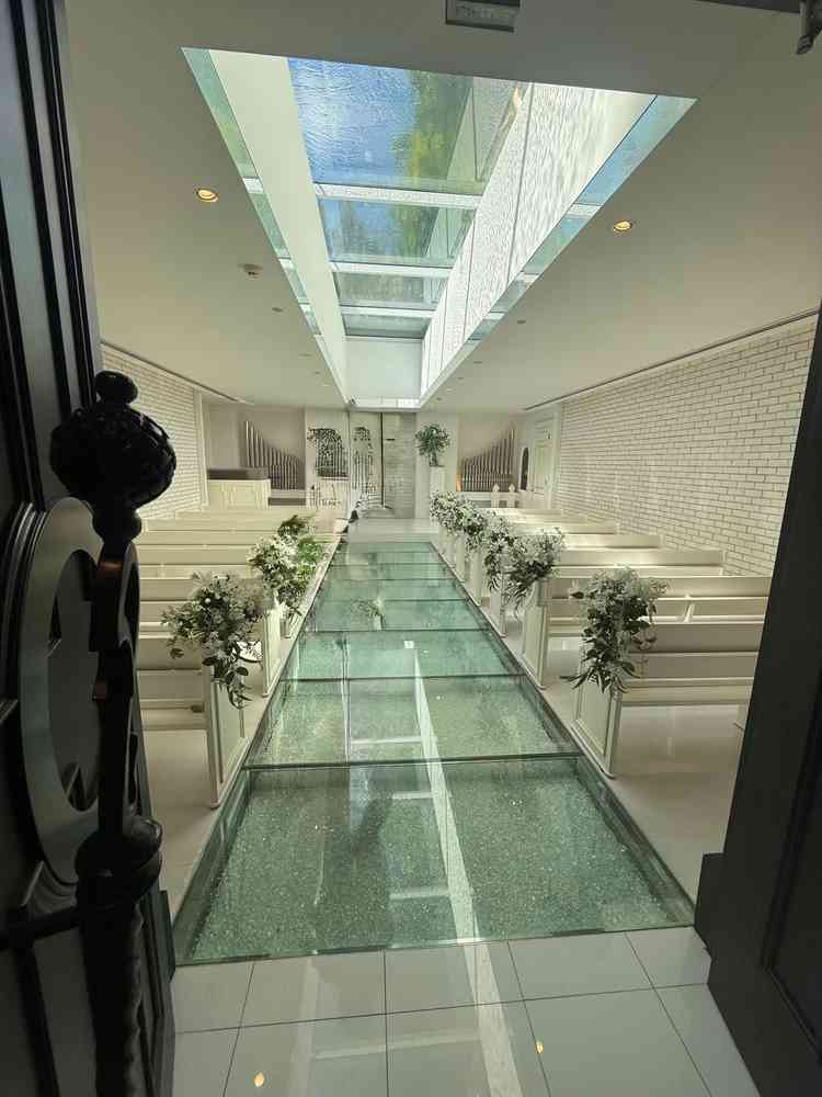 チャペルです。披露宴のみの場合でも、親族や新郎新婦のみでの写真撮影にも使用可です。