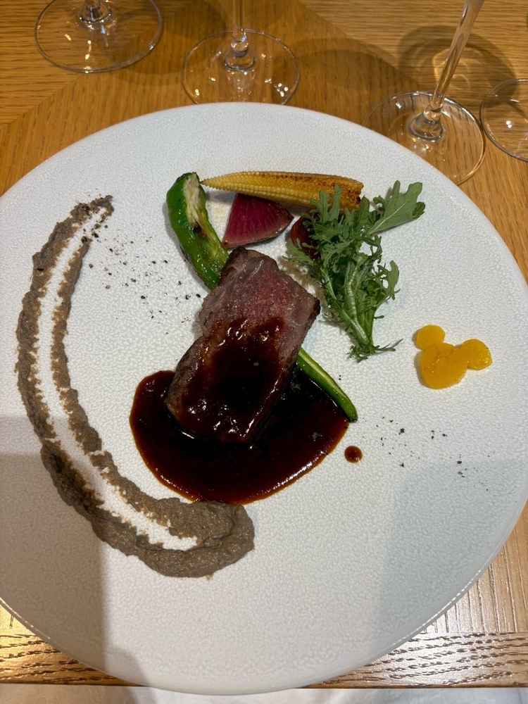 メインの肉料理。お肉も美味しく、地元でとれた野菜もとても美味しかったです。