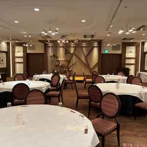 披露宴会場。落ち着いた雰囲気となっており、プロジェクターや音響などの機材も完備。綺麗だった。