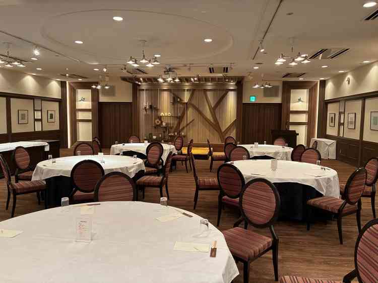 披露宴会場。落ち着いた雰囲気となっており、プロジェクターや音響などの機材も完備。綺麗だった。