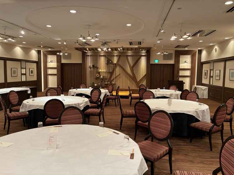 披露宴会場。落ち着いた雰囲気となっており、プロジェクターや音響などの機材も完備。綺麗だった。