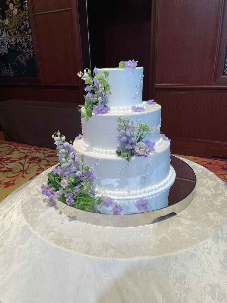 ウェディングケーキの様子。テーブル装花と同じデザインのお花が飾られていた。