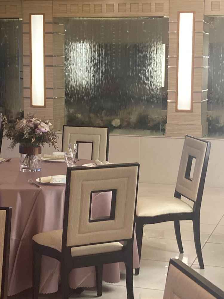 披露宴会場です。ウォーターカーテンが素敵で、会場も広すぎずアットホームな空間が作れます。