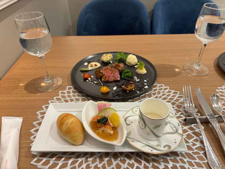 試食会の料理。お肉がとても柔らかくオマール海老も絶品でした。