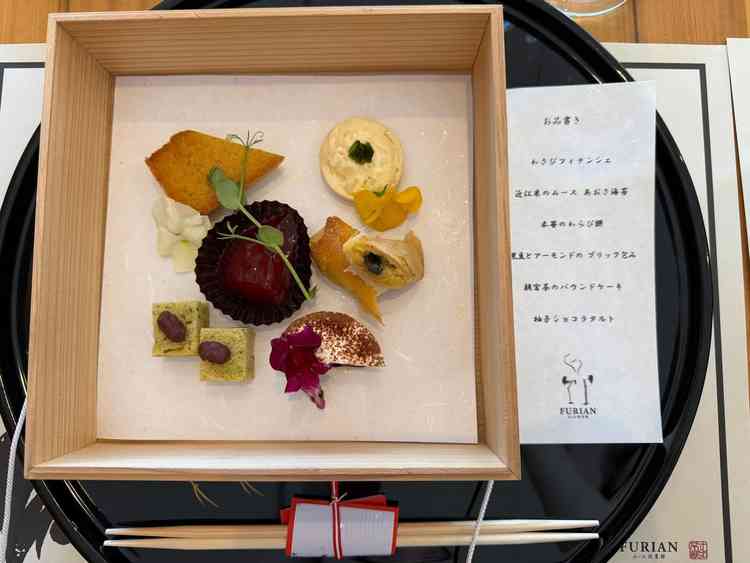 見た目も華やかで魅力的なスイーツ。甘ったるさがなく、最後まで軽やかに美味しくいただけました。