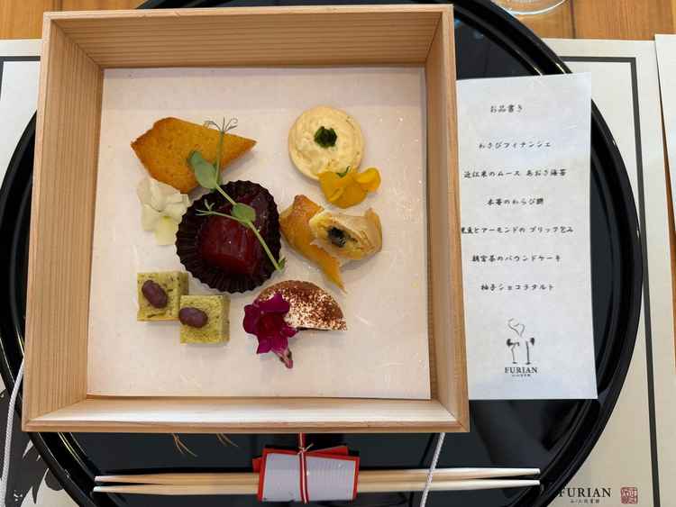 見た目も華やかで魅力的なスイーツ。甘ったるさがなく、最後まで軽やかに美味しくいただけました。