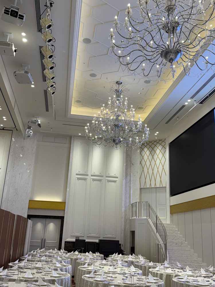 一番良いと思った披露宴会場。スクリーンが大きく、上から降りてこれる階段も良かった