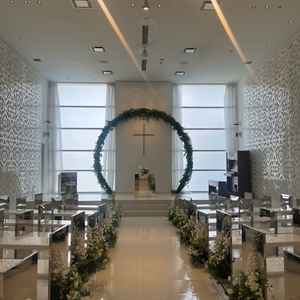 白いチャペルに緑の自然なアーチが映えて、素敵なチャペルでした。後ろは擦りガラスになっています。