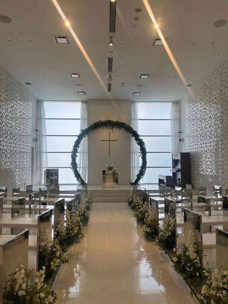 白いチャペルに緑の自然なアーチが映えて、素敵なチャペルでした。後ろは擦りガラスになっています。