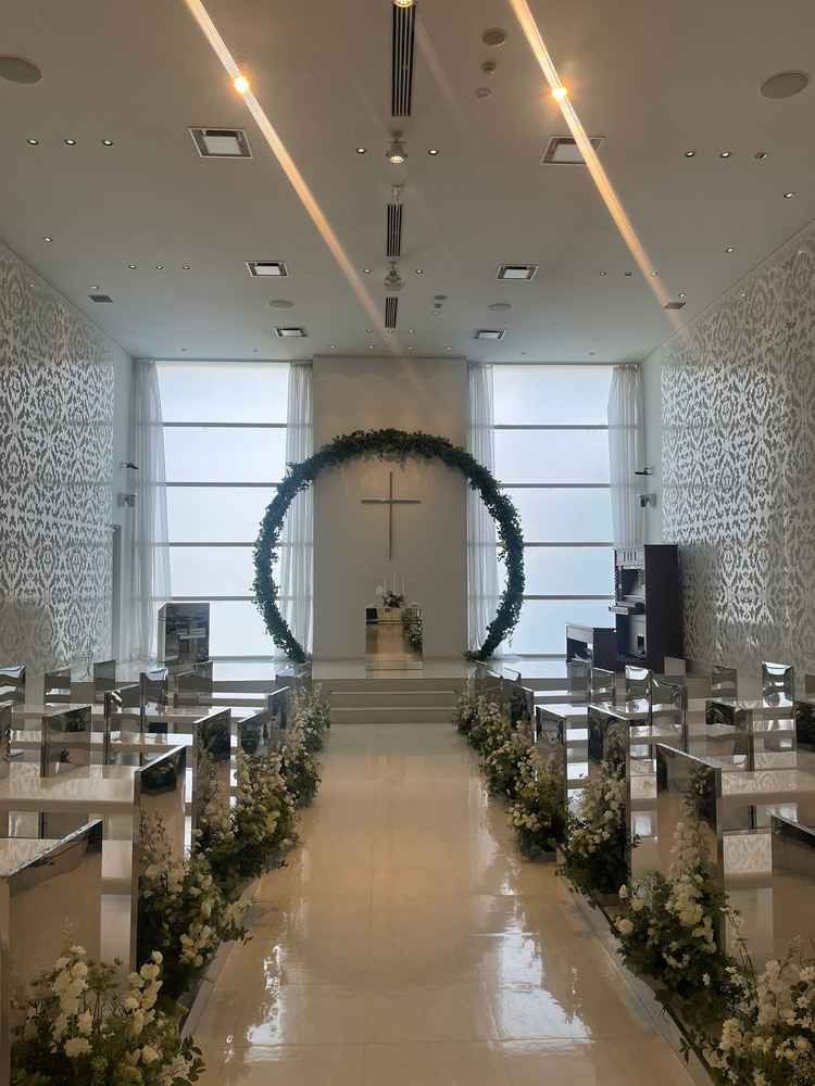 白いチャペルに緑の自然なアーチが映えて、素敵なチャペルでした。後ろは擦りガラスになっています。