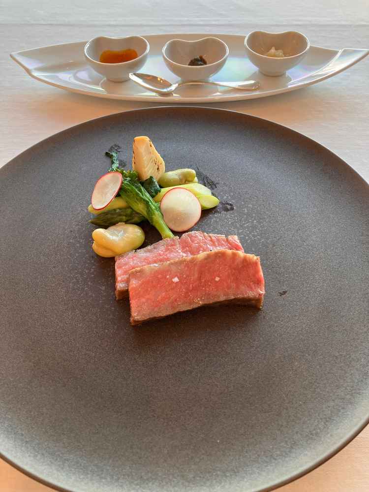 お肉が柔らかくて美味しい。卵黄ソースが特によかった。
