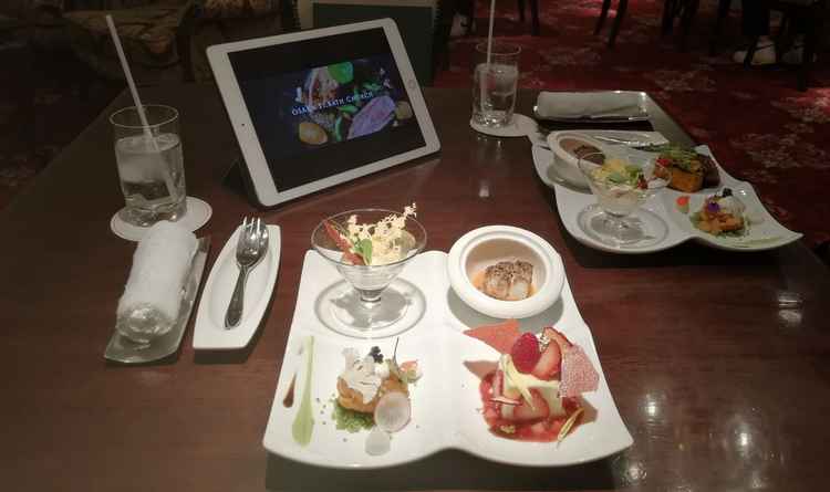 料理内容の案内があり食事中は料理長の動画も見せてもらいながら、メニュー２種類を比較検討できました。