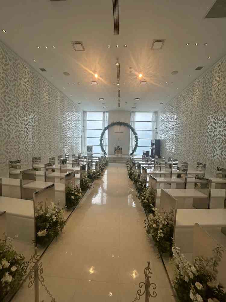 光が降り注ぐチャペル